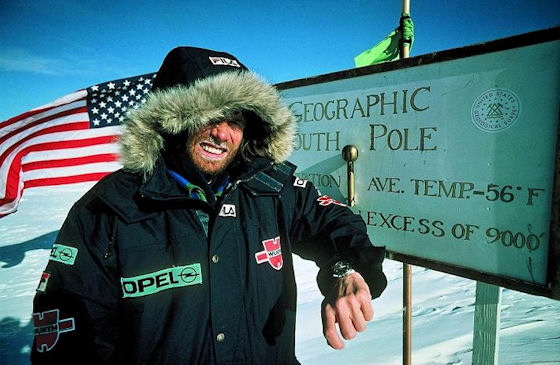 Reinhold Messner经过近3个月的跋涉抵达南极，手腕上的正是欧米茄超霸