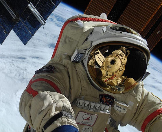 国际空间站外的太空环境，欧米茄超霸依然坚挺