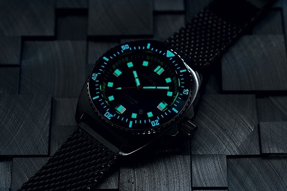 潜水手表具有高亮的指针和标记，可以在水下阅读